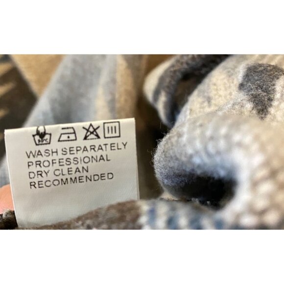 Vintage-Inspired Aztec Print Button-Up Shirt Medium - Picture 5 of 8